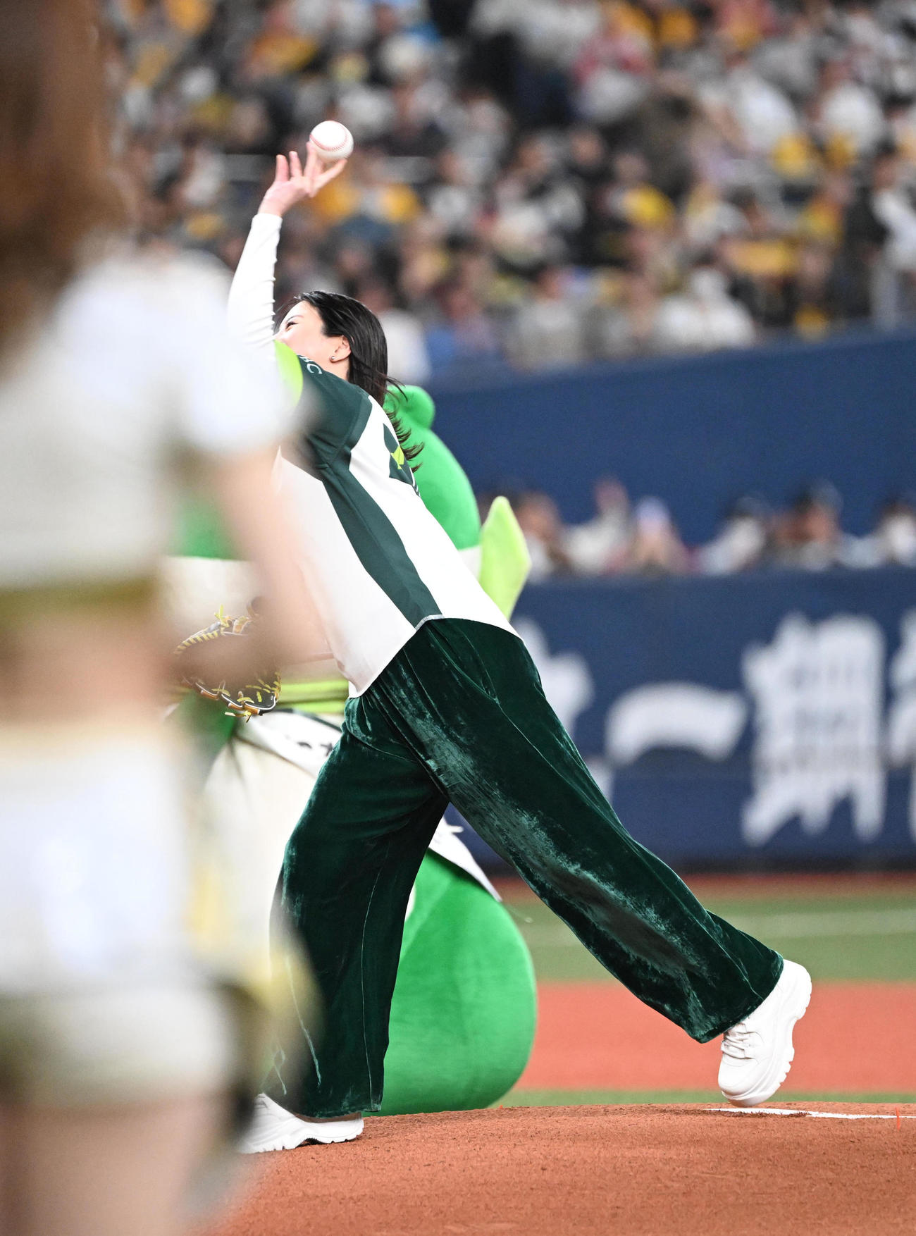 華麗に始球式を務める吉高由里子（撮影・和賀正仁）