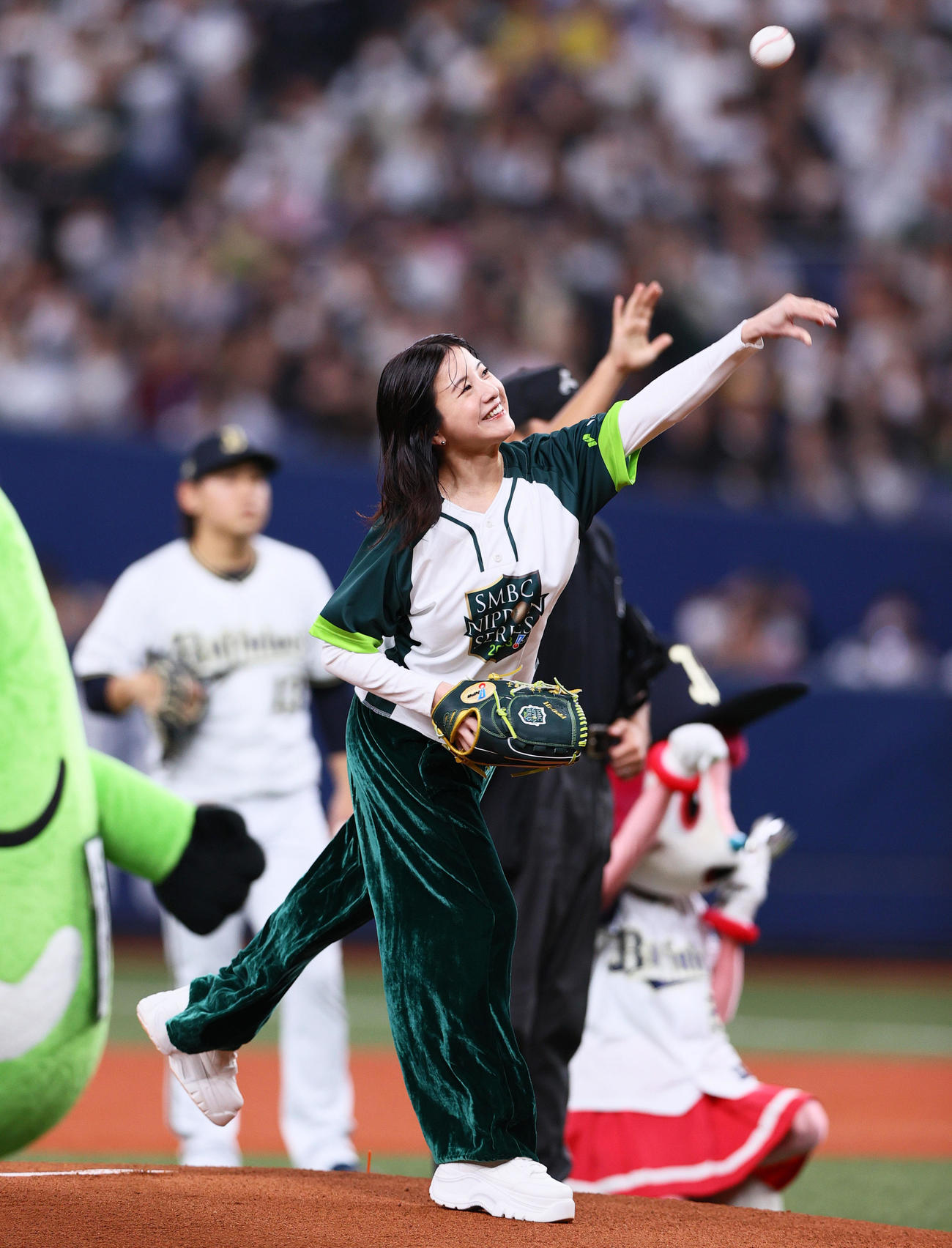 オリックス対阪神　始球式で投球する吉高由里子（撮影・上山淳一）