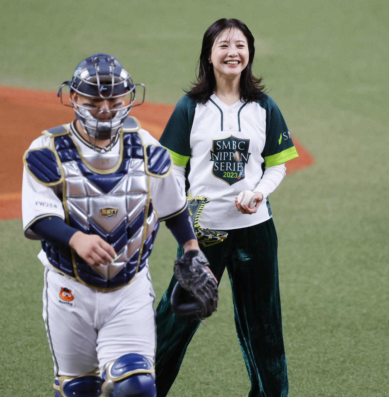 オリックス対阪神　始球式を務めた女優の吉高由里子（撮影・藤尾明華）