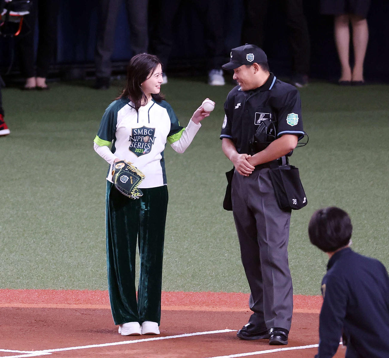 オリックス対阪神　始球式を務める吉高由里子（左）は笑顔で審判と話す（撮影・宮地輝）