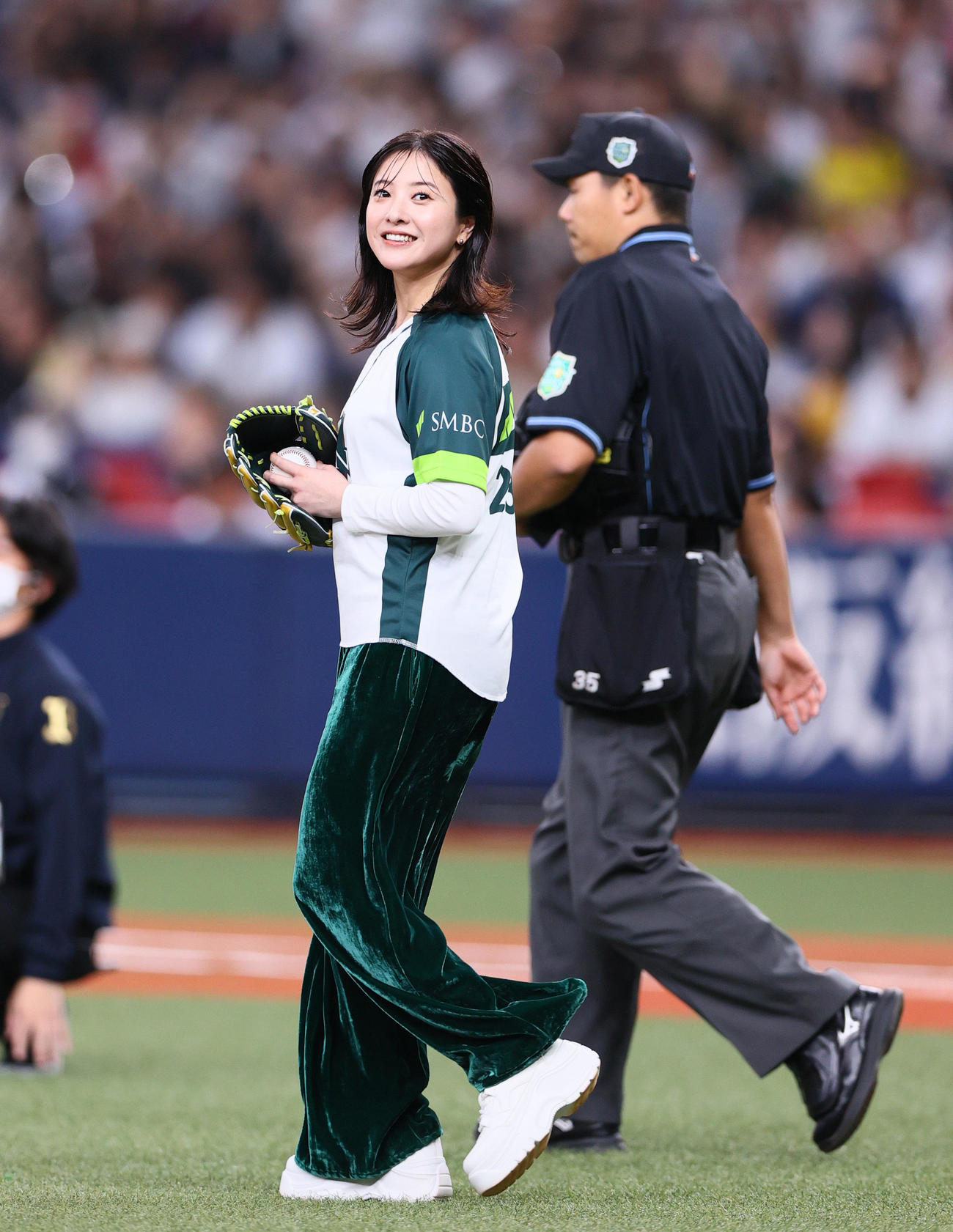 オリックス対阪神　始球式に臨む吉高由里子（撮影・上山淳一）