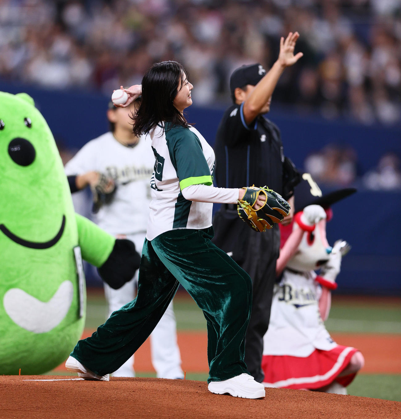 オリックス対阪神　始球式で投球する吉高由里子（撮影・上山淳一）
