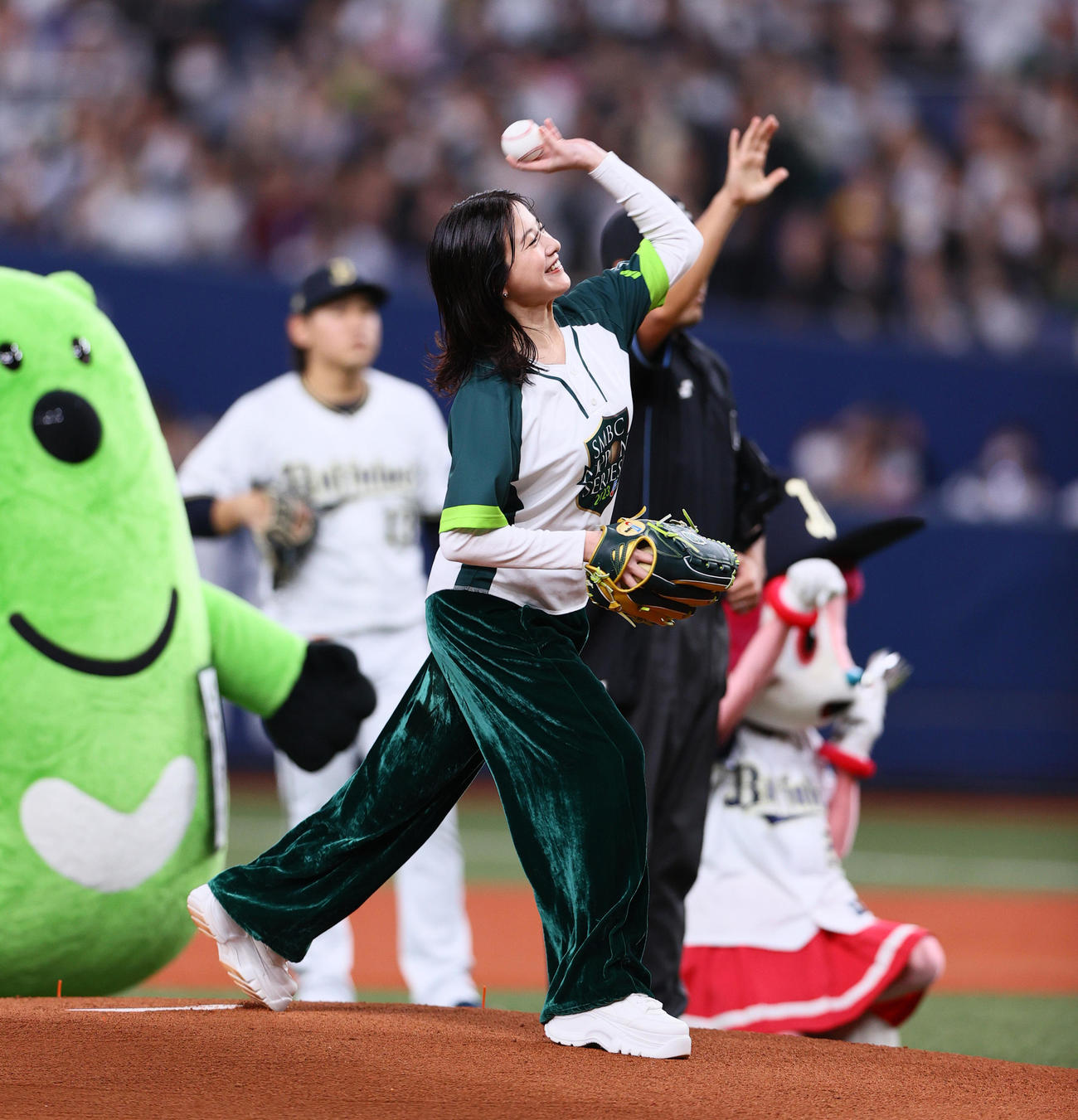 オリックス対阪神　始球式で投球する吉高由里子（撮影・上山淳一）