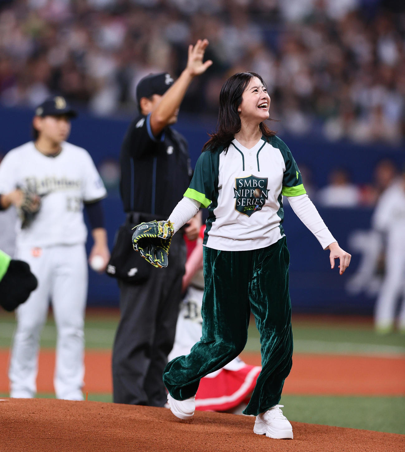 オリックス対阪神　始球式で投球する吉高由里子（撮影・上山淳一）