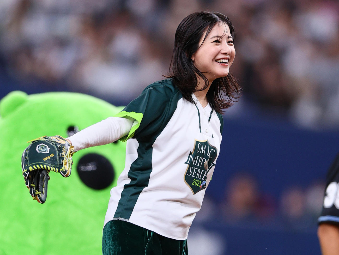 オリックス対阪神　始球式を終え、笑顔を見せる吉高由里子（撮影・上山淳一）