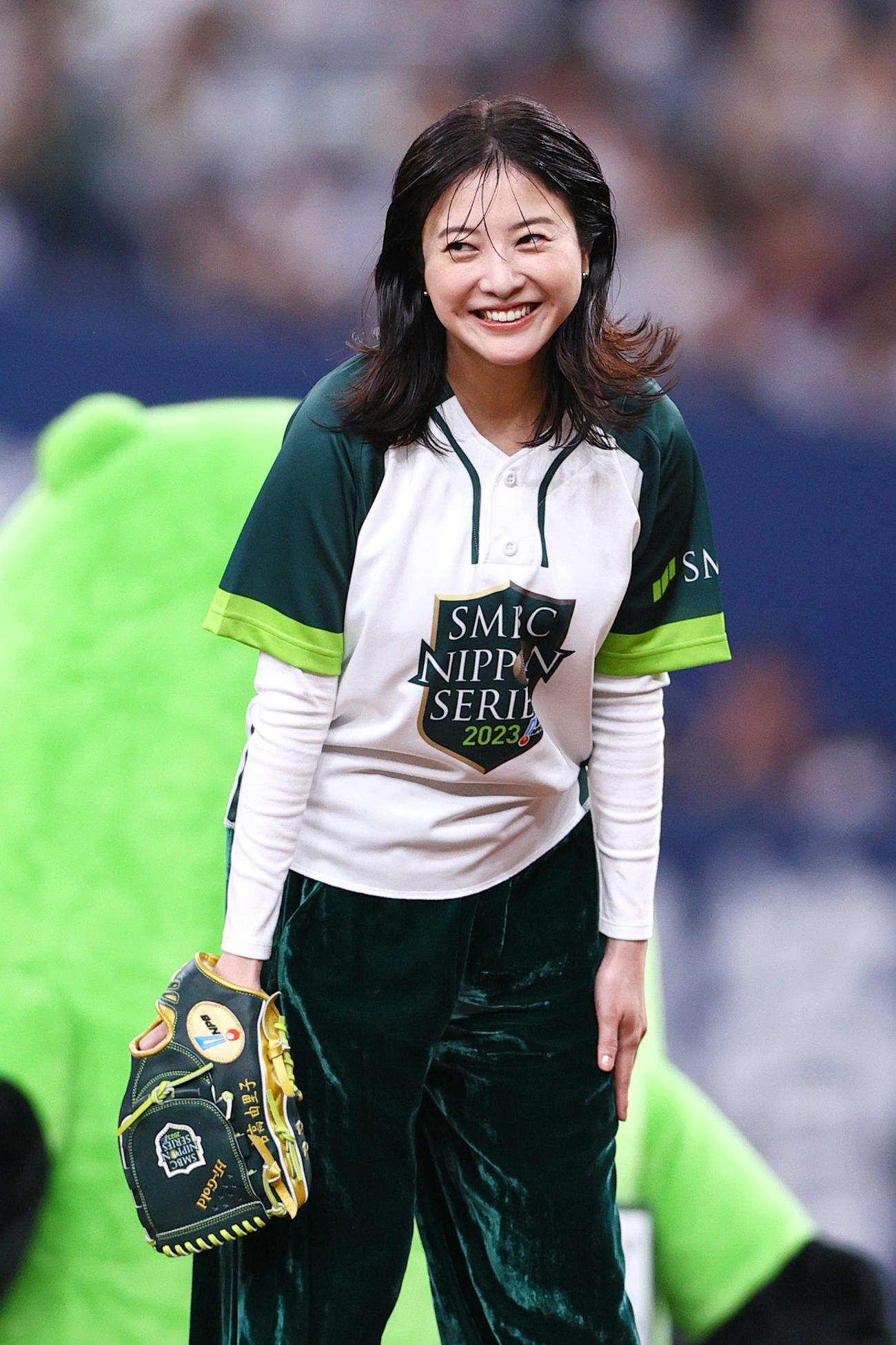 オリックス対阪神　始球式を終え、笑顔を見せる吉高由里子（撮影・上山淳一）