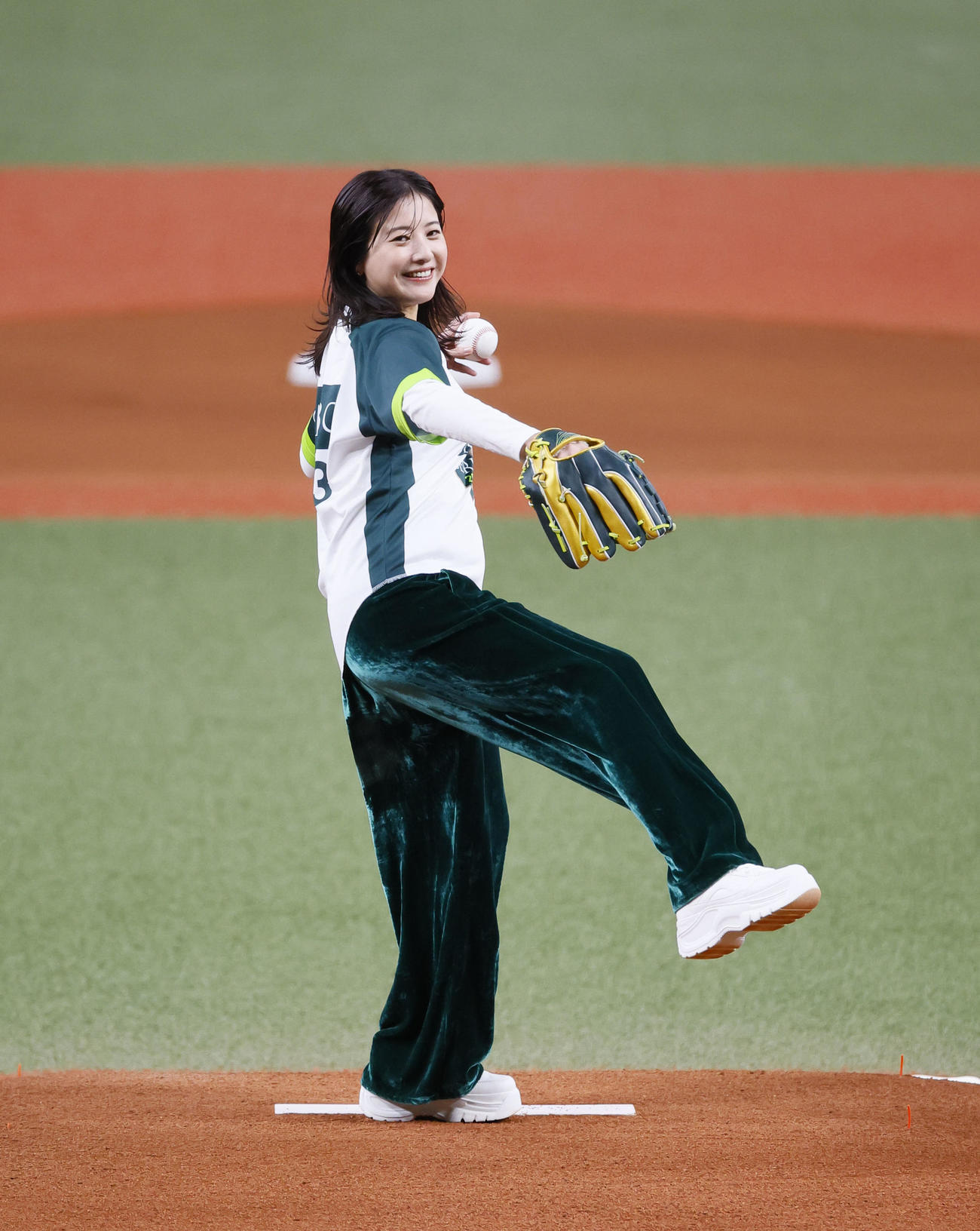 オリックス対阪神　始球式を務める女優の吉高由里子（撮影・藤尾明華）