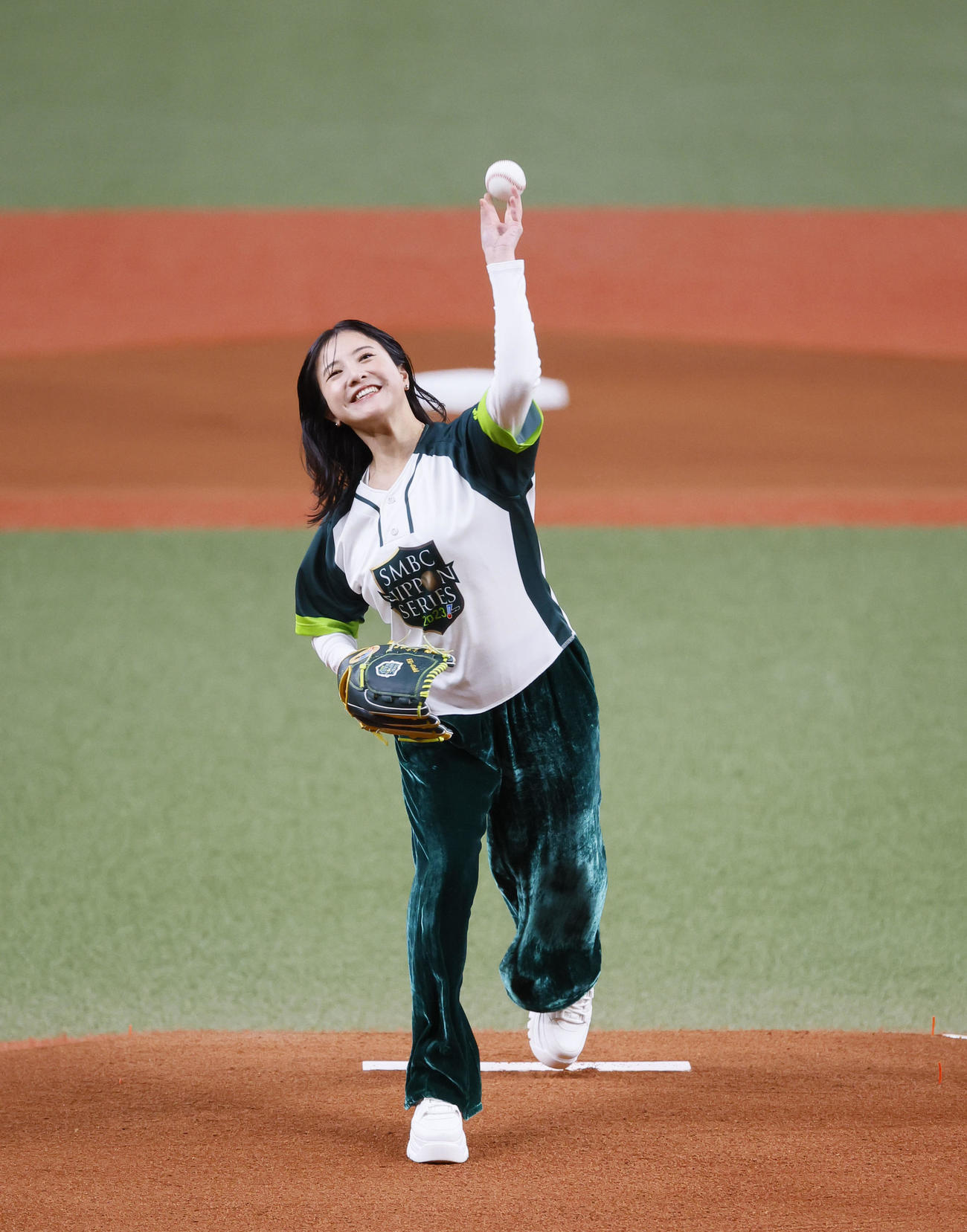 オリックス対阪神　始球式を務める女優の吉高由里子（撮影・藤尾明華）