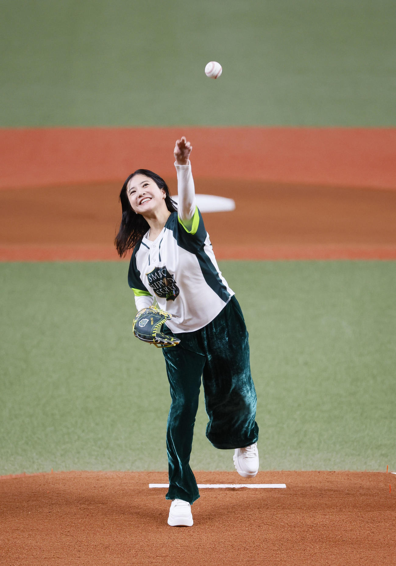 オリックス対阪神　始球式を務める女優の吉高由里子（撮影・藤尾明華）