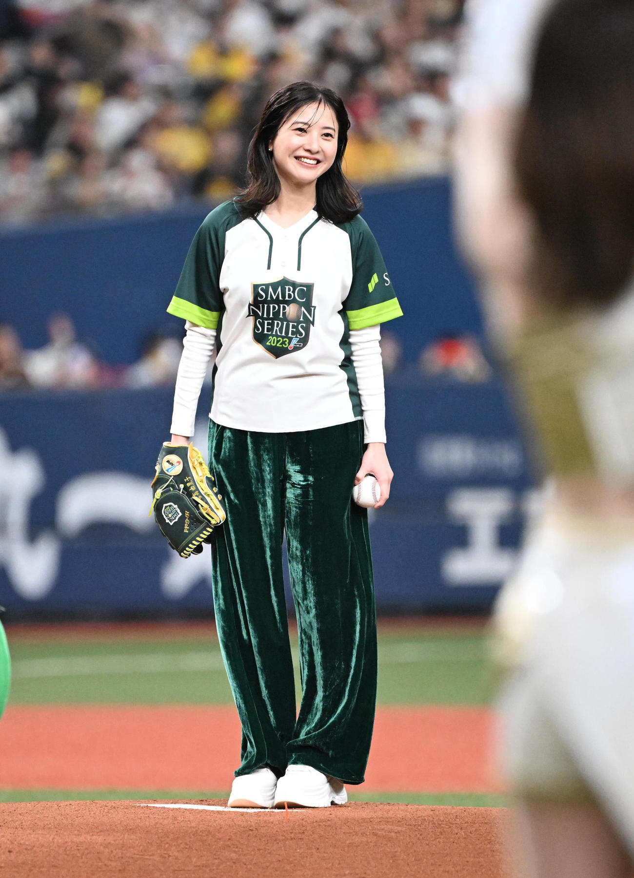 華麗に始球式を務める吉高由里子（撮影・和賀正仁）