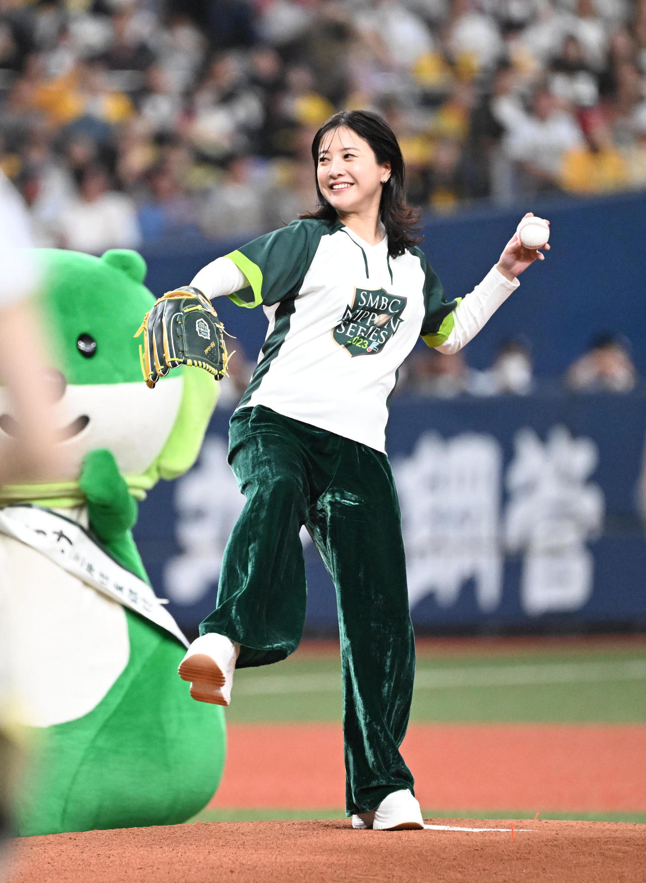 華麗に始球式を務める吉高由里子（撮影・和賀正仁）