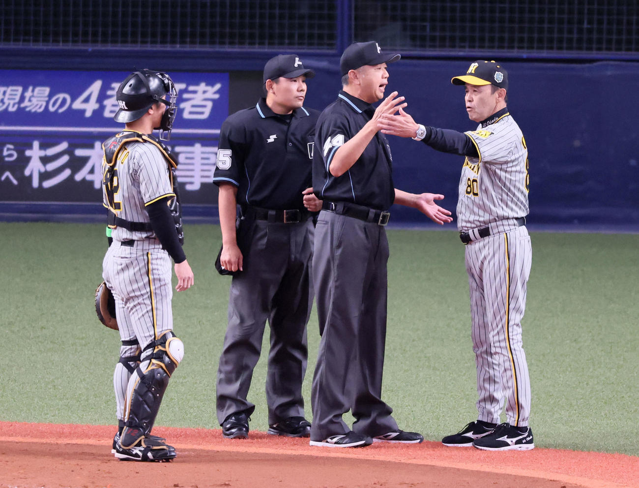 オリックス対阪神　1回裏オリックス1死一塁、岡田監督は森の打球判定に抗議する（撮影・加藤哉）