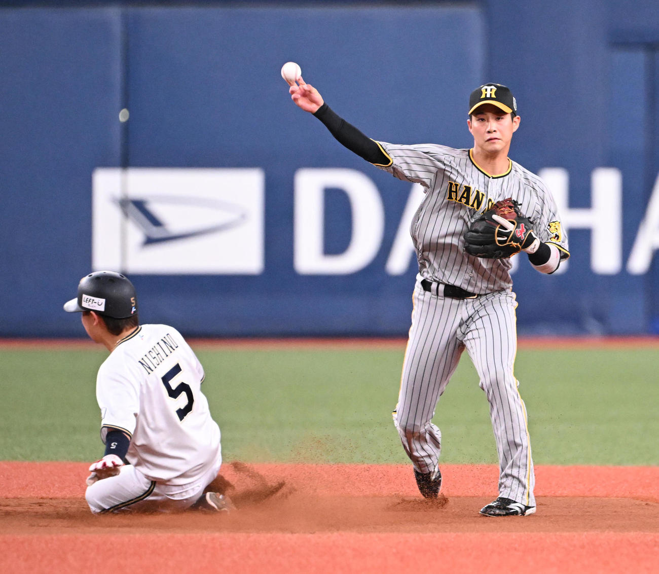 オリックス対阪神　1回裏オリックス1死一塁、森の打球はファウル判定となる（撮影・和賀正仁）