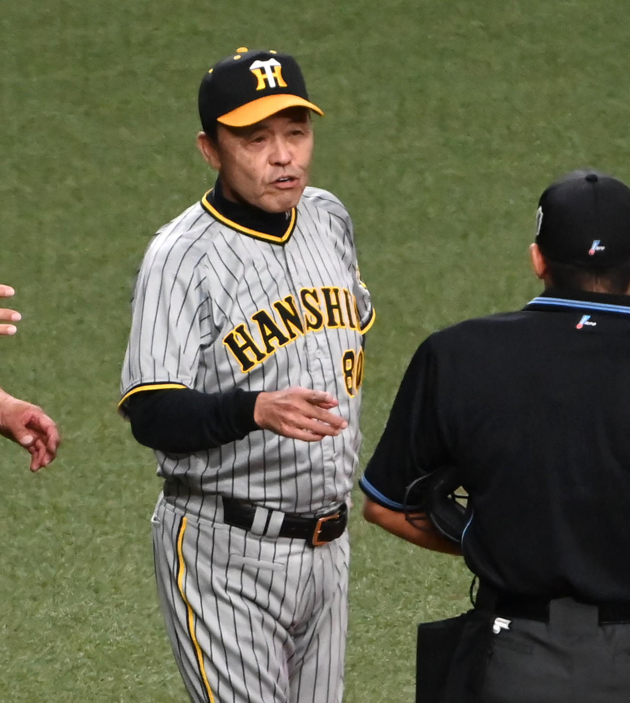 オリックス対阪神　1回裏オリックス1死一塁、審判に抗議する岡田監督（左）（撮影・石井愛子）