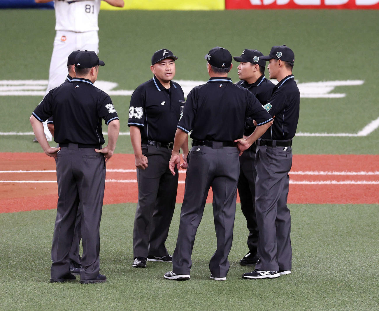 オリックス対阪神　1回裏オリックス1死一塁、森の打球の判定を協議する審判団（撮影・宮地輝）