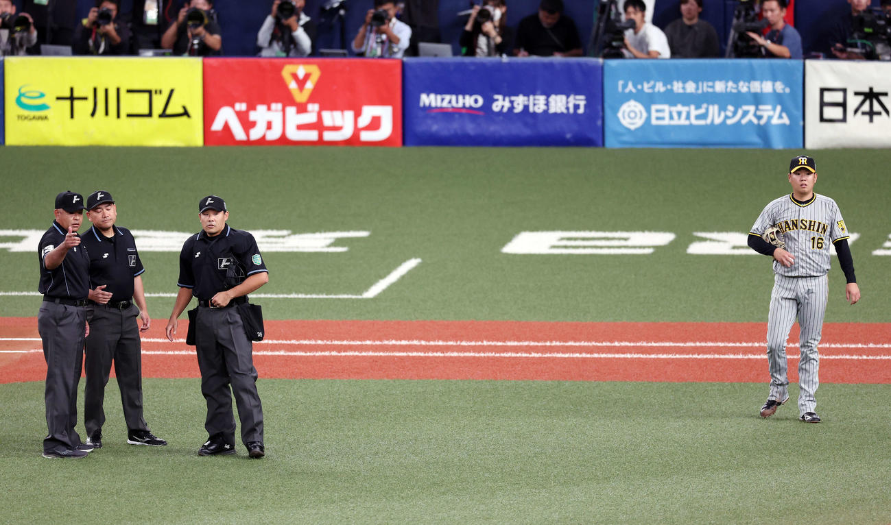オリックス対阪神　1回裏オリックス1死一塁、森の打球を協議する審判団を待つ西勇（右）（撮影・宮地輝）