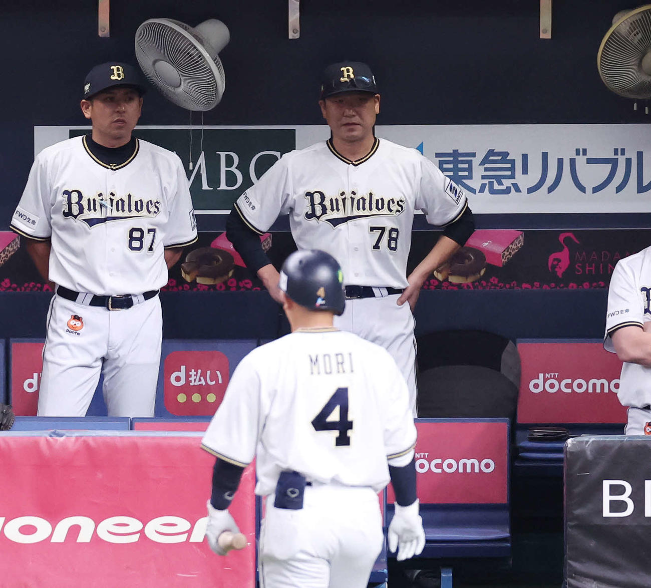 オリックス対阪神　1回裏オリックス1死一塁、森（手前）が見逃し三振に倒れ、腰に手をつく中嶋監督（右）（撮影・宮地輝）