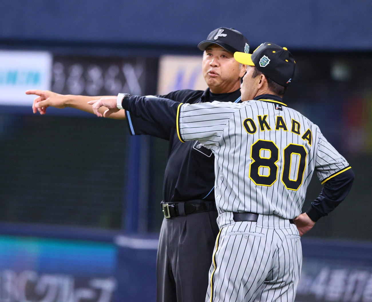 オリックス対阪神　1回裏オリックス1死一塁、岡田監督（手前）は森ファウル判定に抗議する（撮影・上山淳一）
