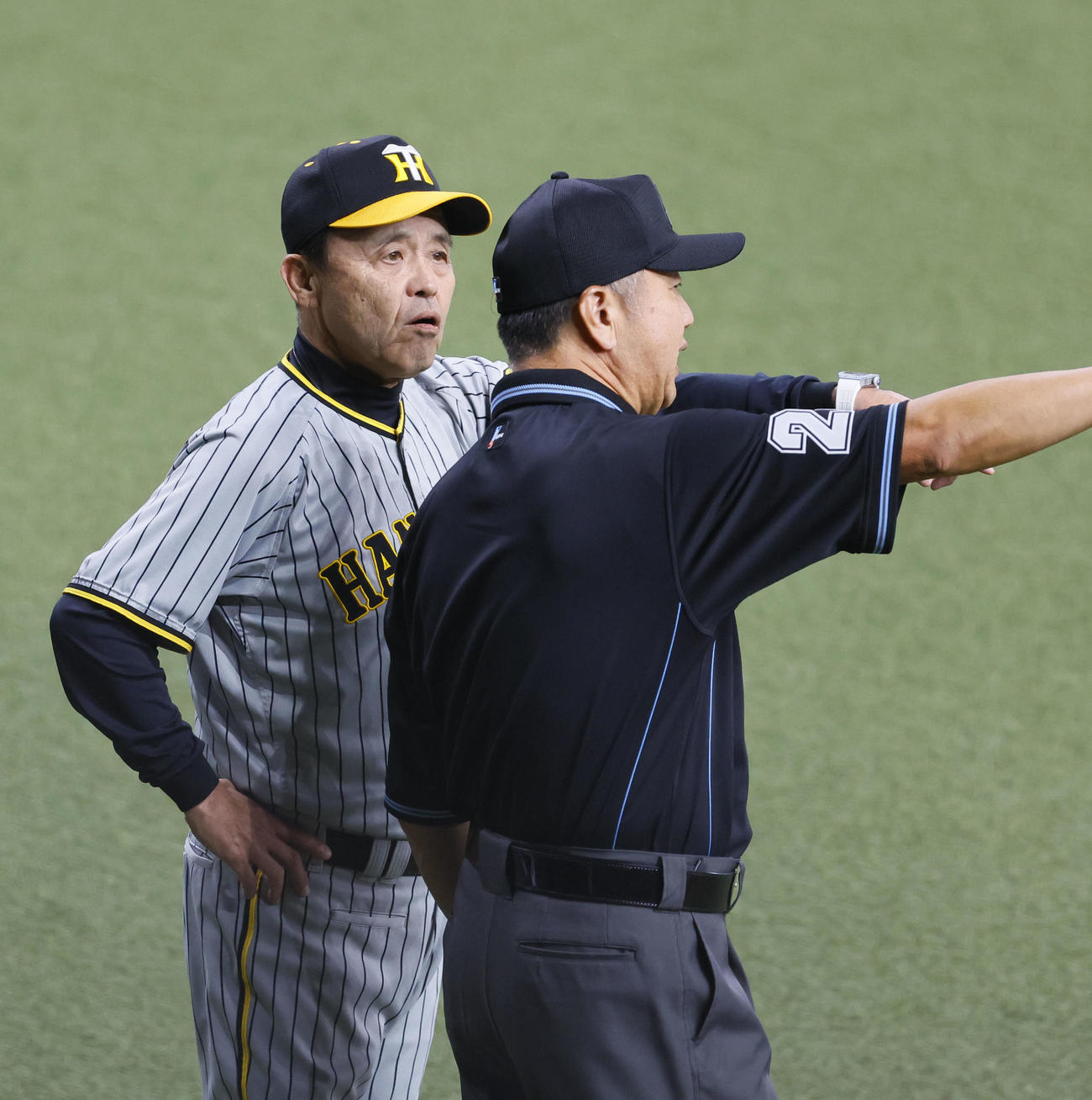 オリックス対阪神　1回裏オリックス1死一塁、森の打球を巡って審判に抗議する阪神岡田監督（撮影・藤尾明華）