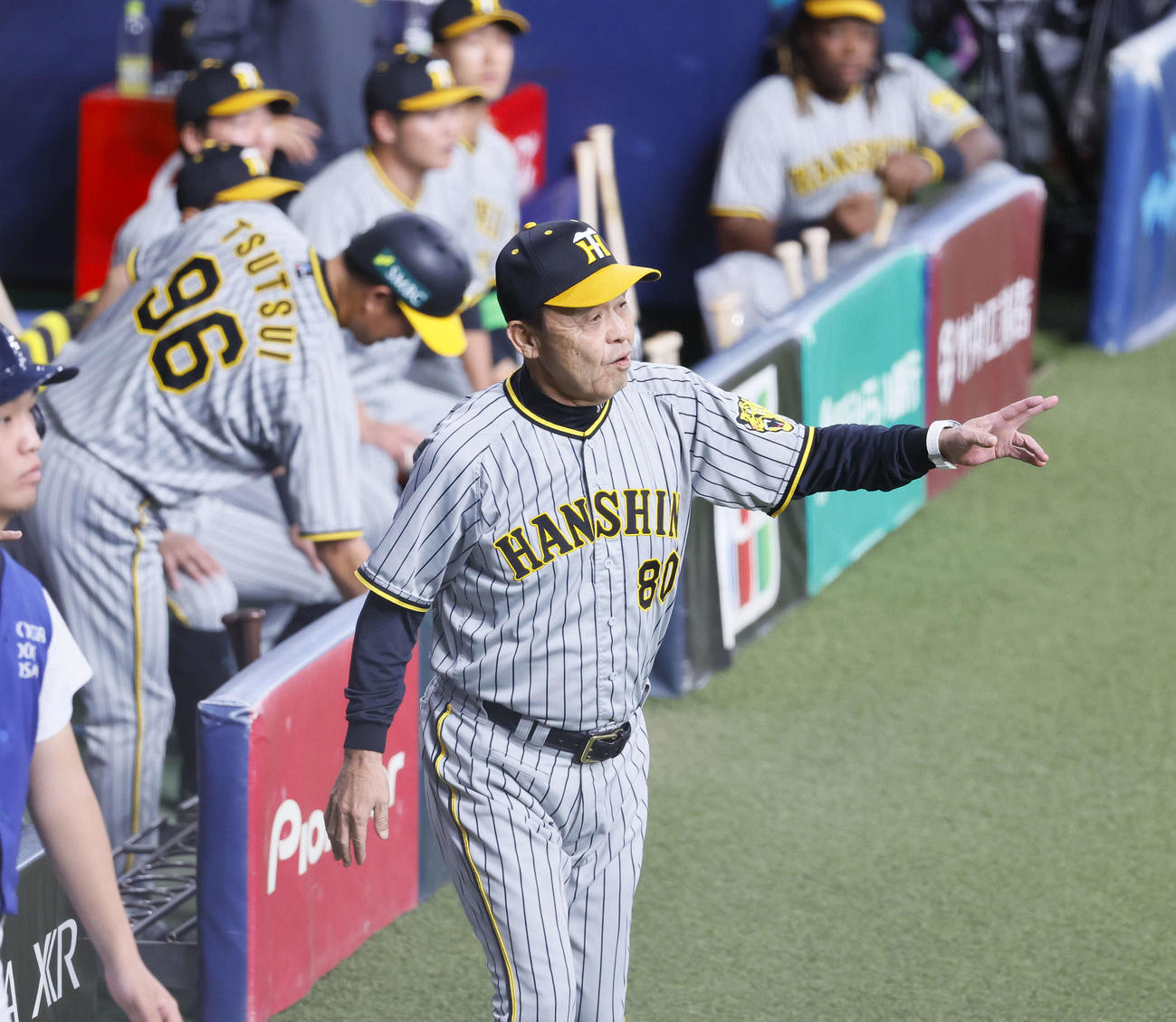 オリックス対阪神　1回裏オリックス1死一塁、森友哉の打球ファウルの判定になり、ベンチを出る阪神岡田監督（撮影・藤尾明華）