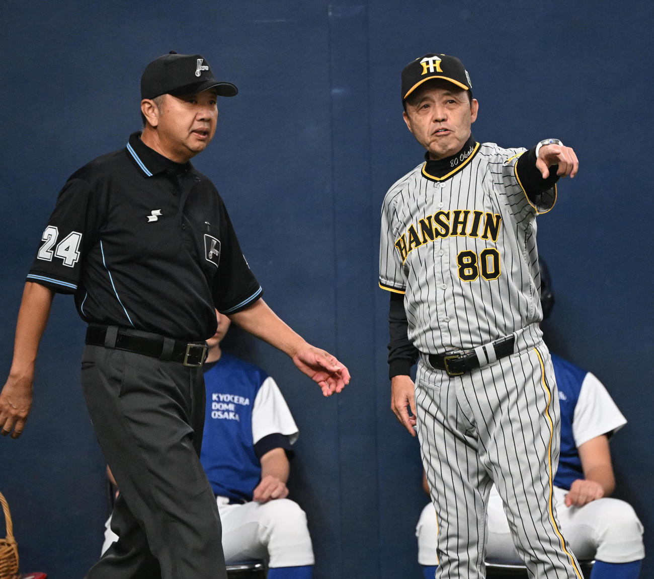 オリックス対阪神　1回裏オリックス1死一塁、森の打球はファウル判定となり抗議する岡田監督（撮影・和賀正仁）