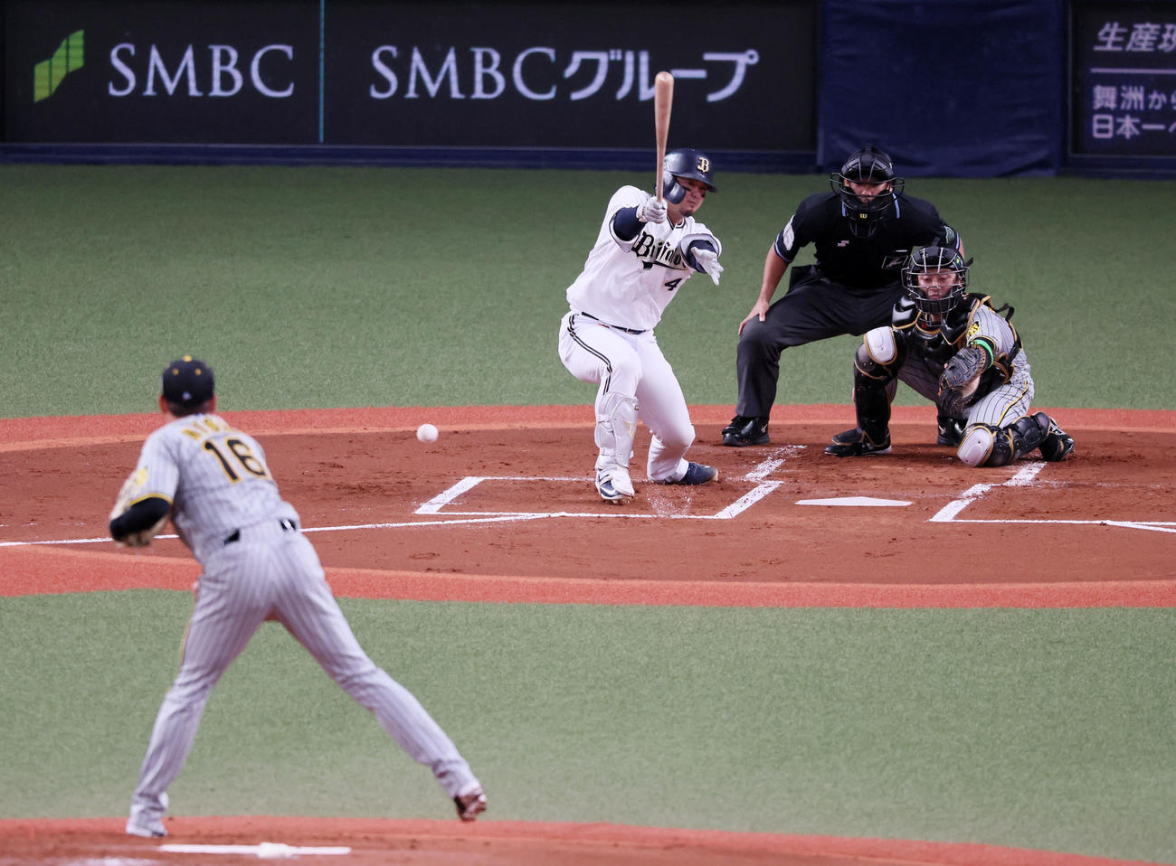 オリックス対阪神　1回裏オリックス1死一塁、森はファウルを打つ。投手は西勇（撮影・加藤哉）