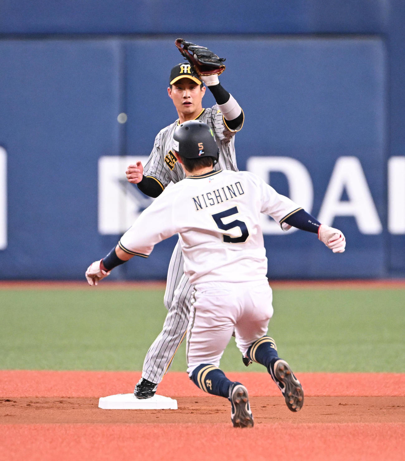 オリックス対阪神　1回裏オリックス1死一塁、森の打球はファウル判定となる（撮影・和賀正仁）