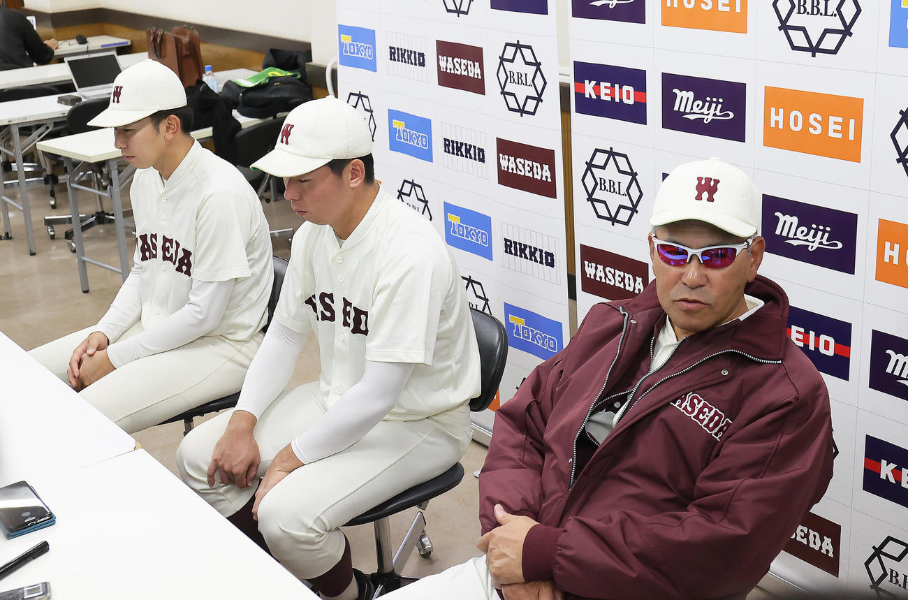 早大対慶大　敗れ、試合後の会見に臨む早大の、左から伊藤樹、森田、小宮山監督（撮影・足立雅史）