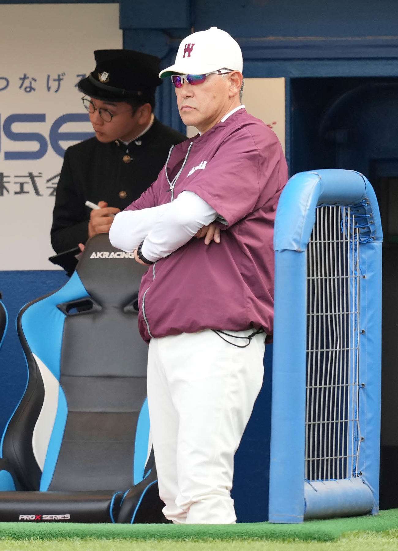 早大対慶大　1回裏、ベンチで険しい表情の早大・小宮山監督（撮影・鈴木みどり）