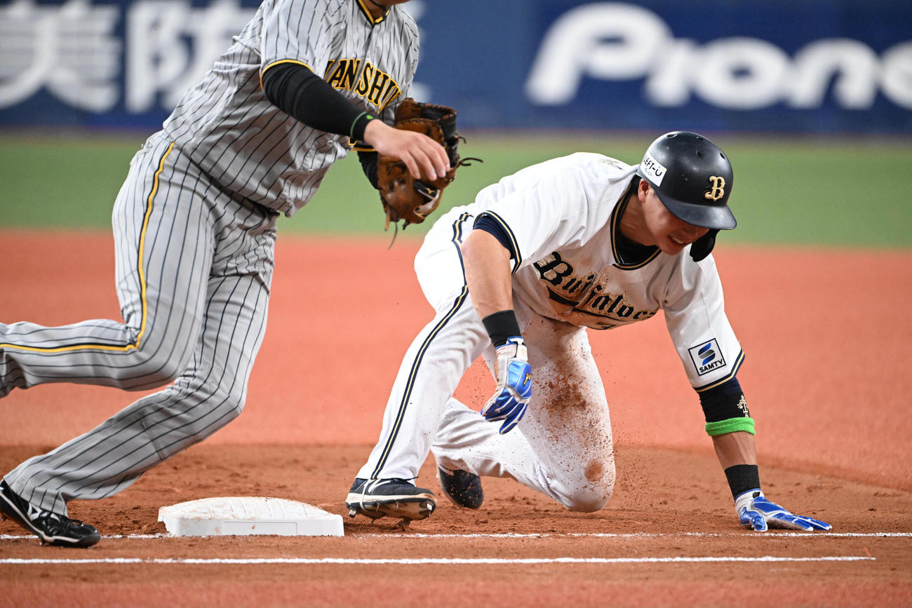 オリックス対阪神　3回裏オリックス2死一塁、一塁にけん制悪送球する西勇、走者広岡（撮影・和賀正仁）