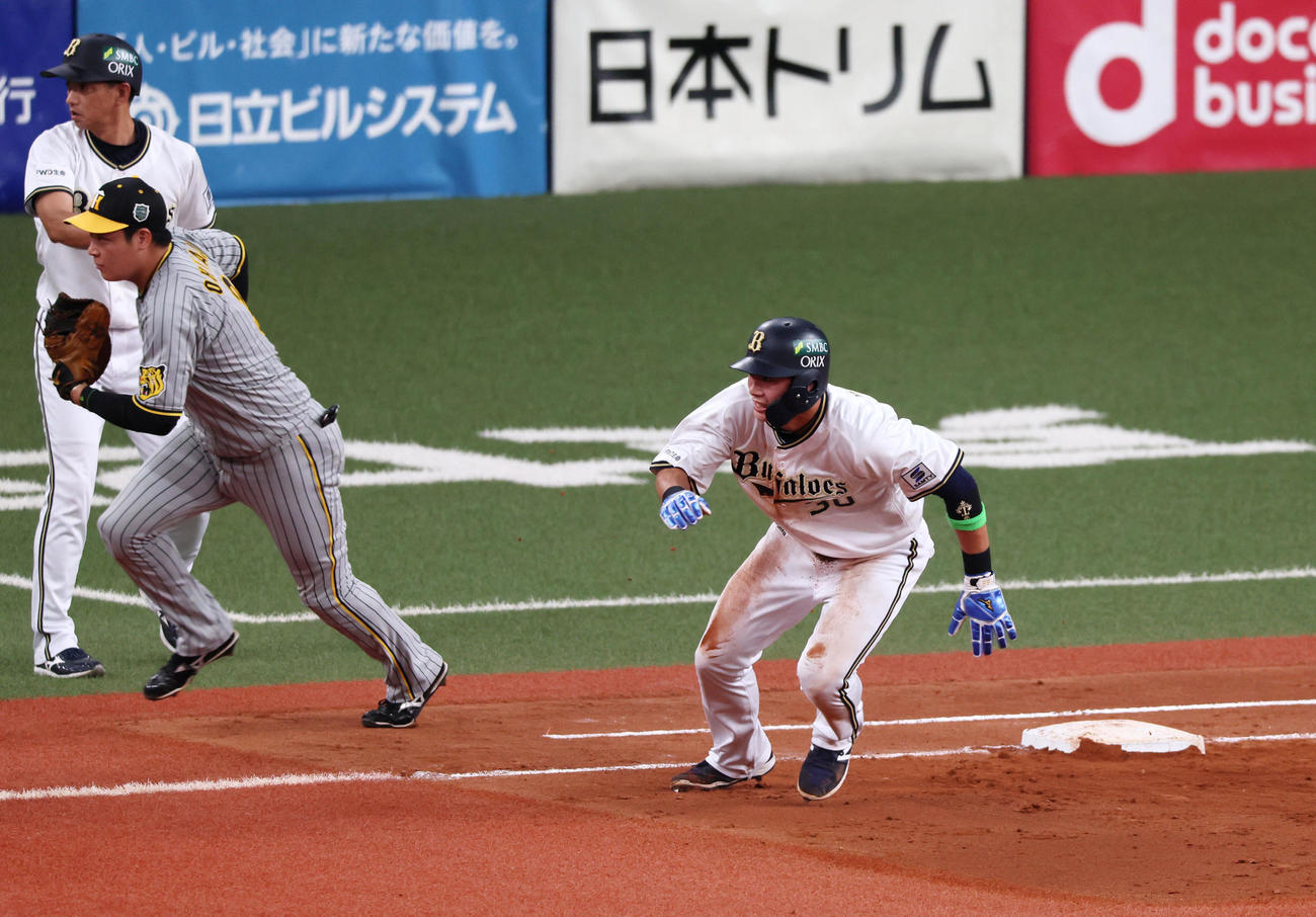 オリックス対阪神　3回裏オリックス2死一塁、大山（左）は西勇からのけん制球を後方へそらず。一塁走者は広岡（撮影・加藤哉）