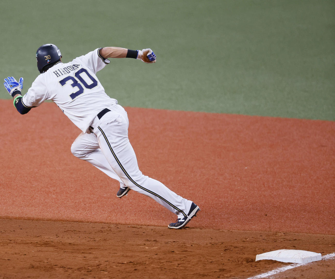 オリックス対阪神　3回裏オリックス2死一塁、打者西野のとき阪神西勇輝の一塁悪送球で二塁へ向かう広岡（撮影・藤尾明華）