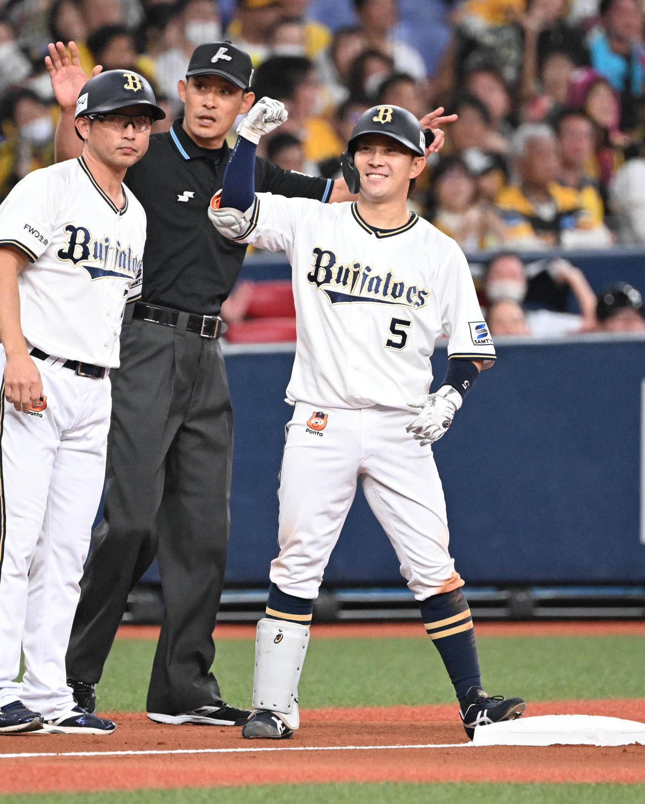 オリックス対阪神　3回裏オリックス2死二塁、右中間に先制の適時三塁打を放ちガッツポーズする西野（撮影・和賀正仁）
