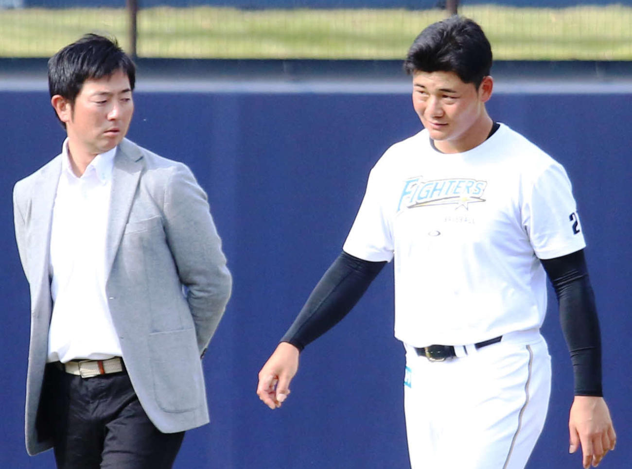岩舘氏（左）と談笑する日本ハム清宮（2018年11月撮影）