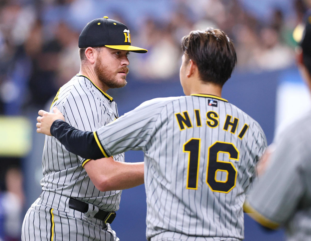 オリックス対阪神　4回裏オリックス2死一、二塁、ビーズリー（左）は後続を断ち、ベンチ前の西勇から出迎えられる（撮影・上山淳一）