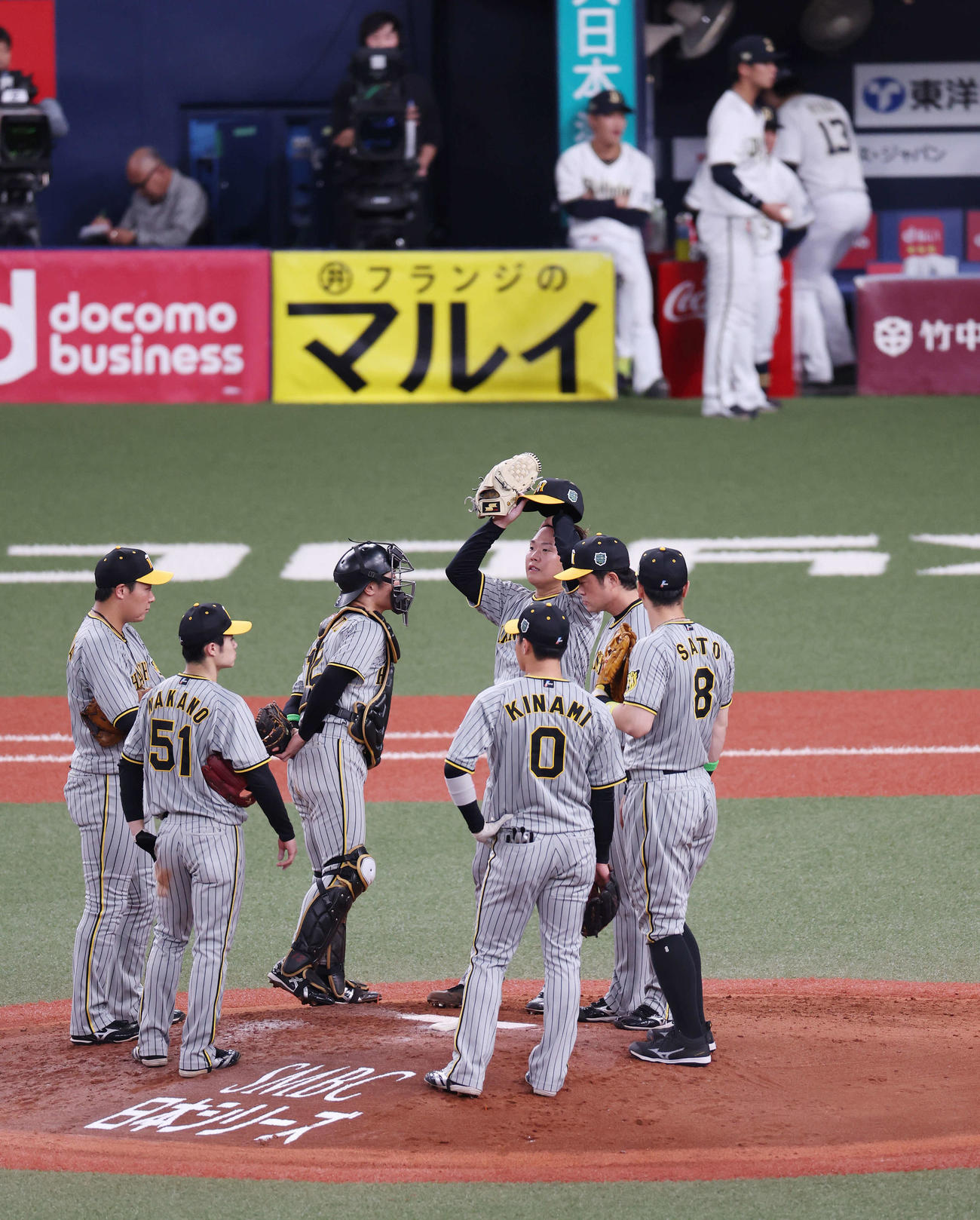 オリックス対阪神　4回裏オリックス2死一、二塁、中川圭に左前適時打を浴た西勇（中央）のもとに集まる選手たち＝2023年10月29日（撮影・宮地輝）