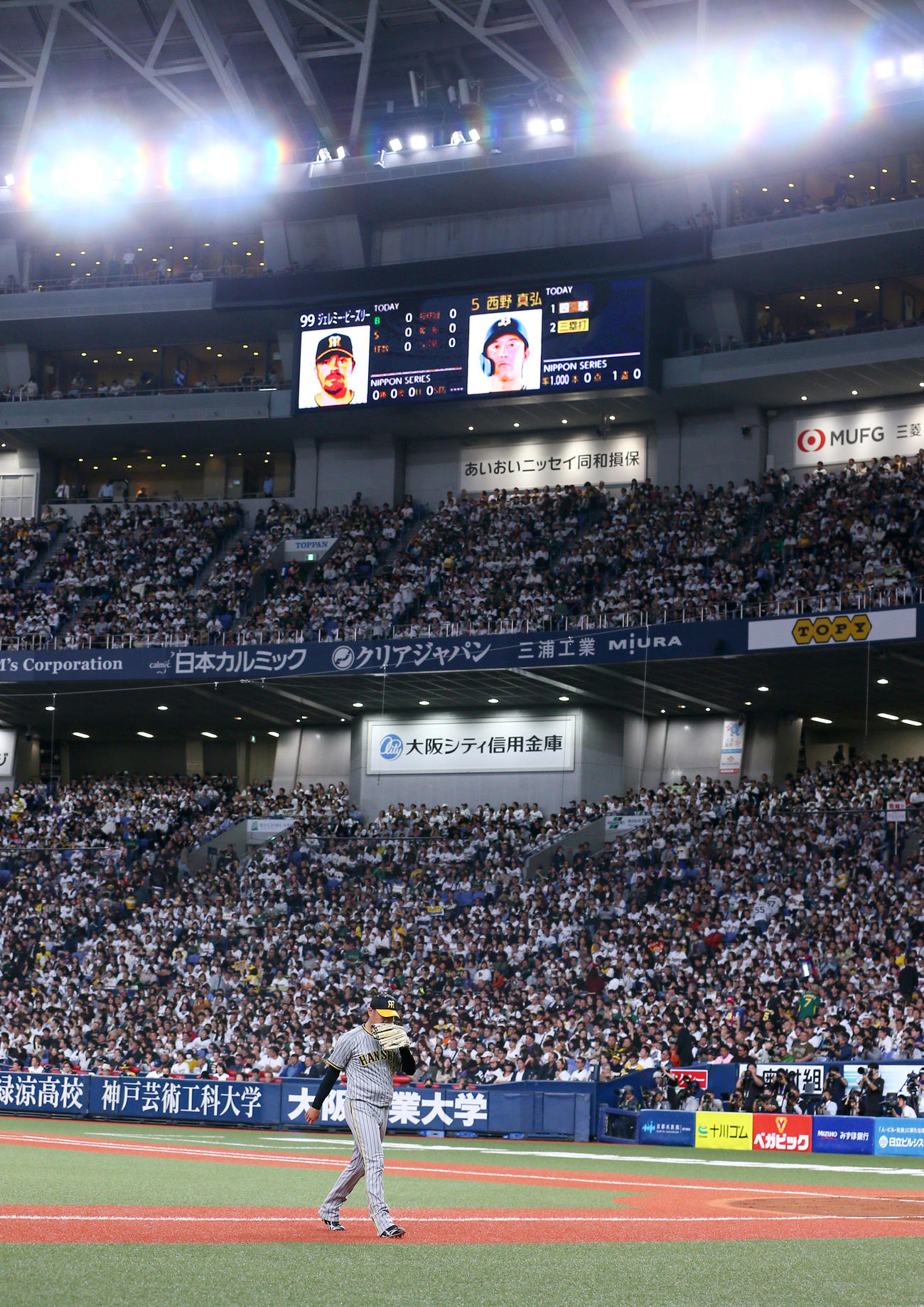 オリックス対阪神　4回裏オリックス2死一、二塁、西勇は中川圭に左前適時打を浴び、降板する（撮影・上山淳一）