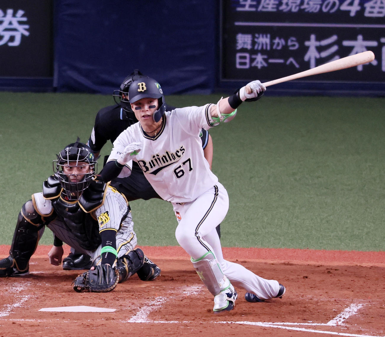 オリックス対阪神　　4回裏オリックス2死一、二塁、中川圭は左適時打を放つ（撮影・加藤哉）