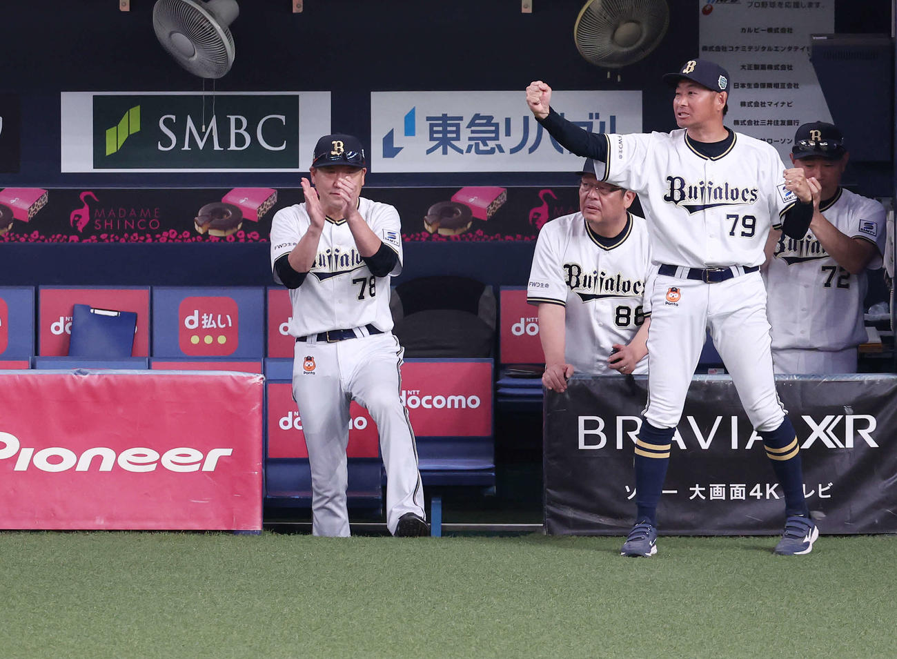 オリックス対阪神　4回裏オリックス2死一、三塁、野口が中前適時打を放ち、手をたたく中嶋監督（左）（撮影・宮地輝）
