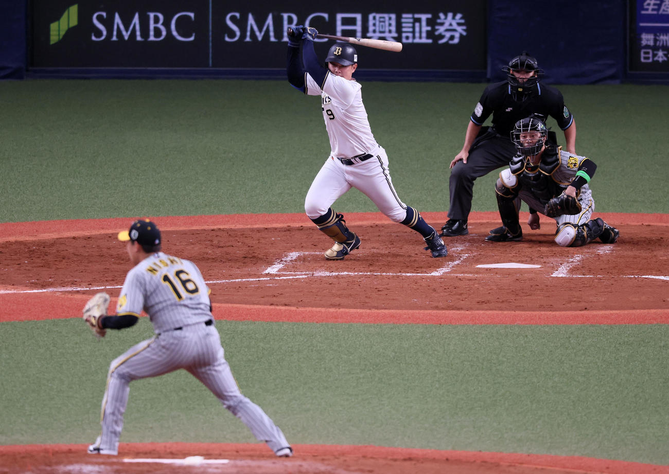 オリックス対阪神　4回裏オリックス2死一、三塁、野口は中前適時打を放つ。投手は西勇（撮影・加藤哉）
