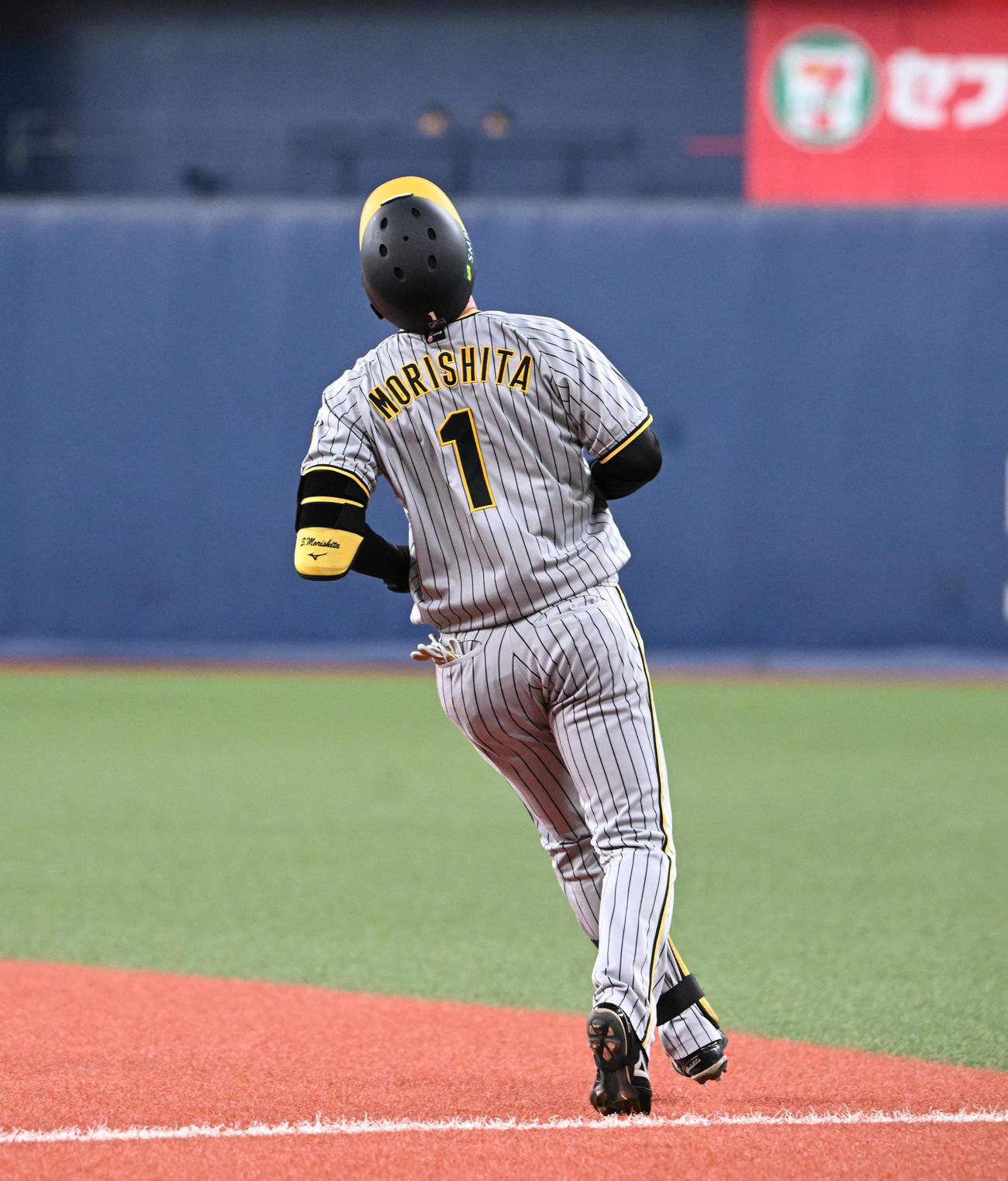 オリックス対阪神　4回表阪神無死一塁、遊ゴロ併殺に倒れた森下は天を仰ぐ（撮影・和賀正仁）
