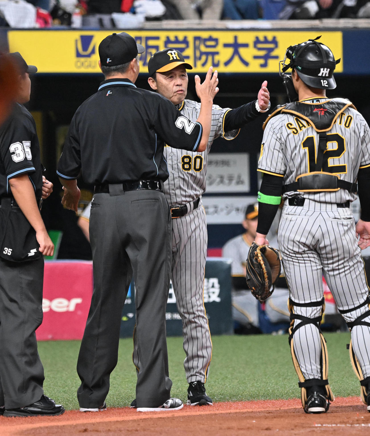オリックス対阪神　1回裏オリックス1死一塁、森の打球はファウル判定となり抗議する岡田監督（撮影・和賀正仁）