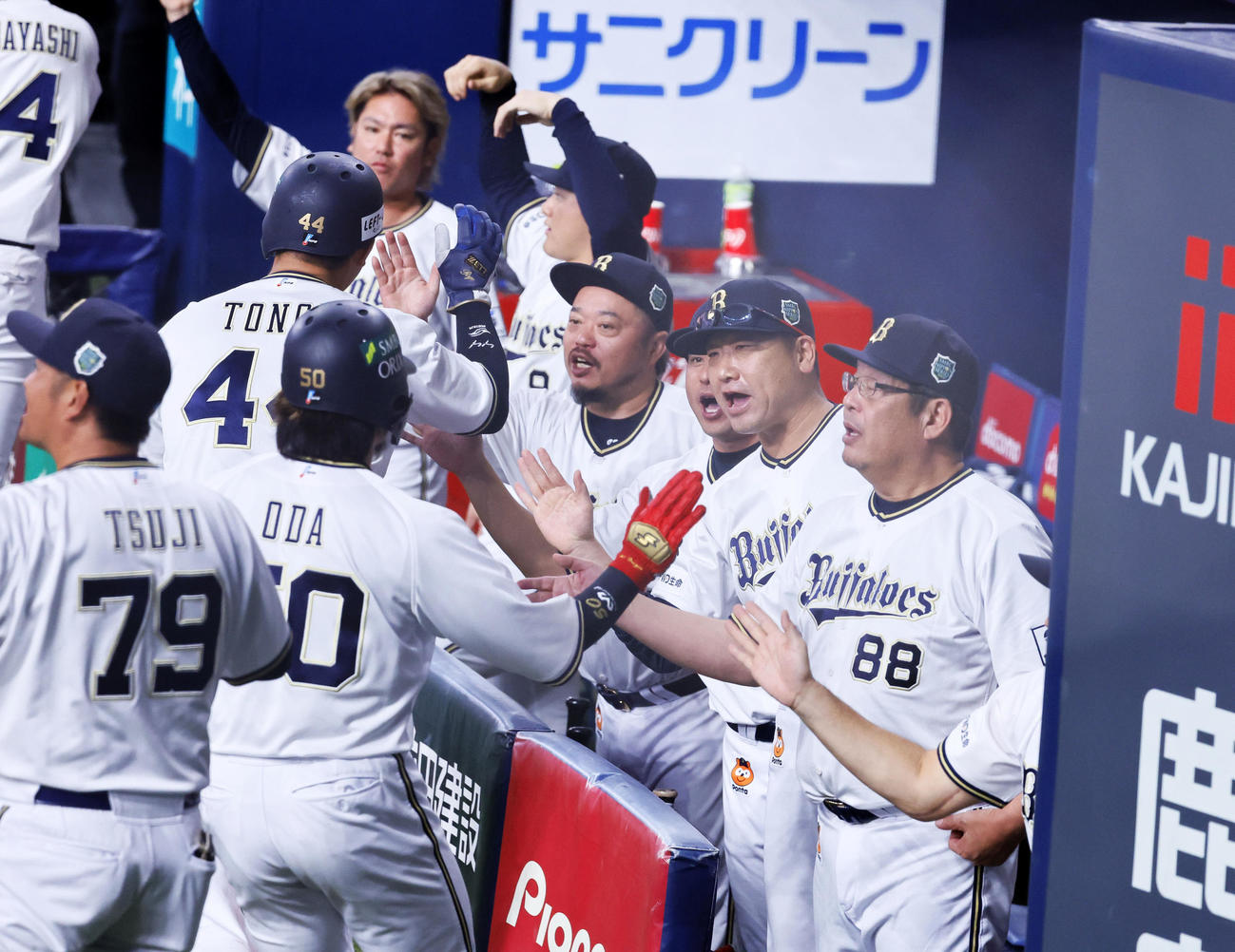 オリックス対阪神　7回裏オリックス2死満塁、代打ゴンザレスの走者一掃の二塁打で生還したナインを出迎えるオリックス中嶋監督（右から2人目）（撮影・藤尾明華）