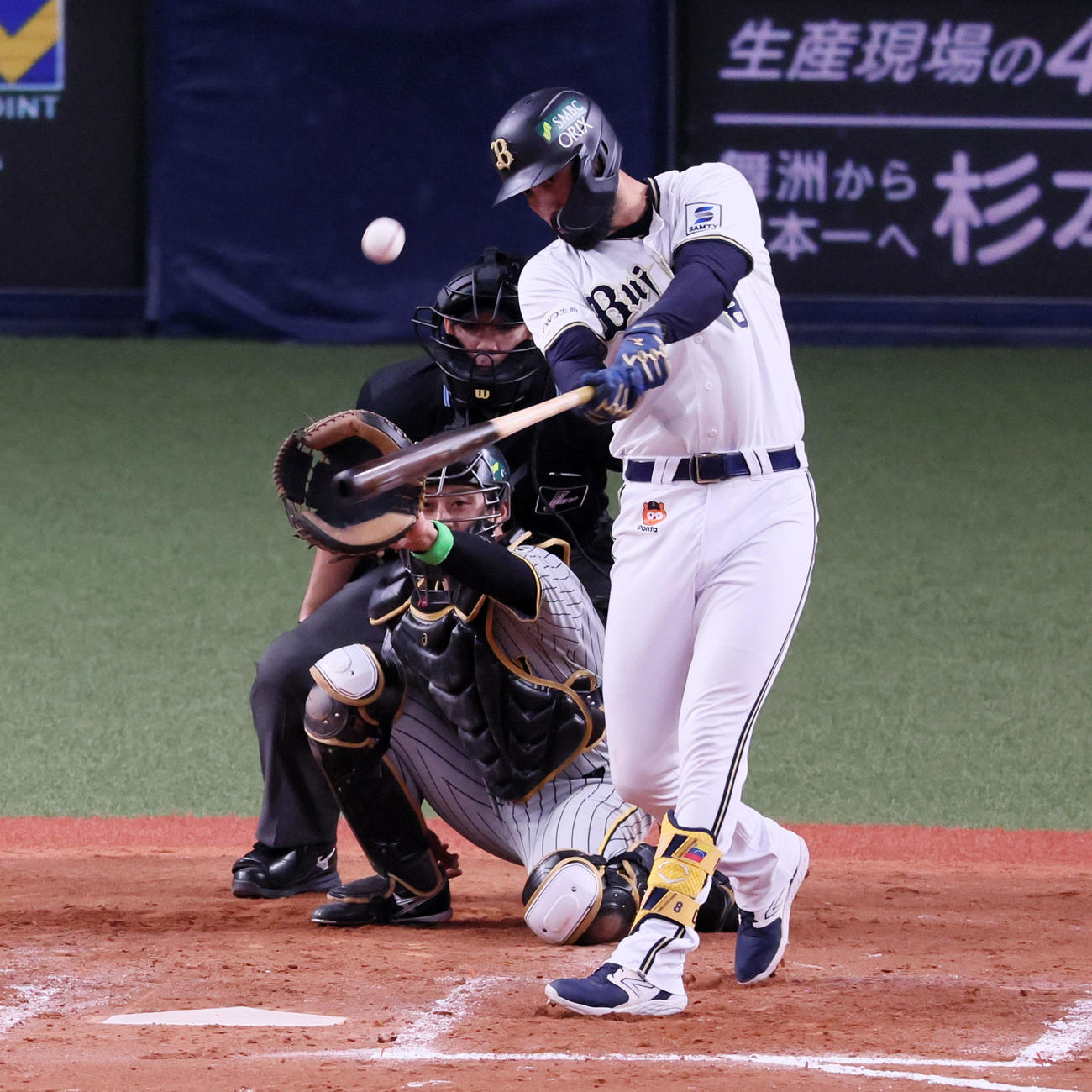 オリックス対阪神　7回裏オリックス2死満塁、ゴンザレスは左越え適時二塁打を放つ（撮影・加藤哉）