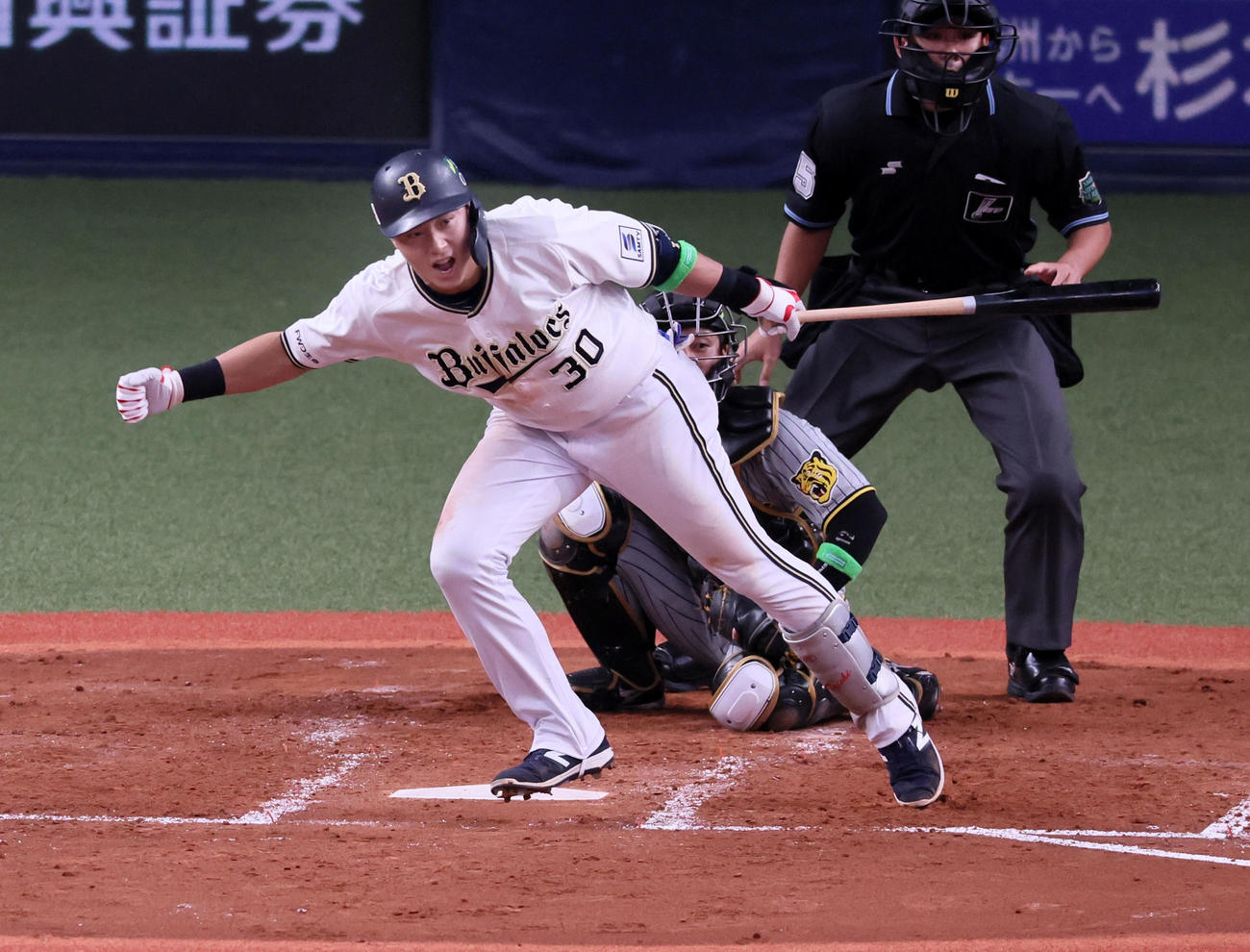 オリックス対阪神　4回裏オリックス2死一、三塁、広岡は左適時打を放ちガッツポーズを見せる（撮影・加藤哉）