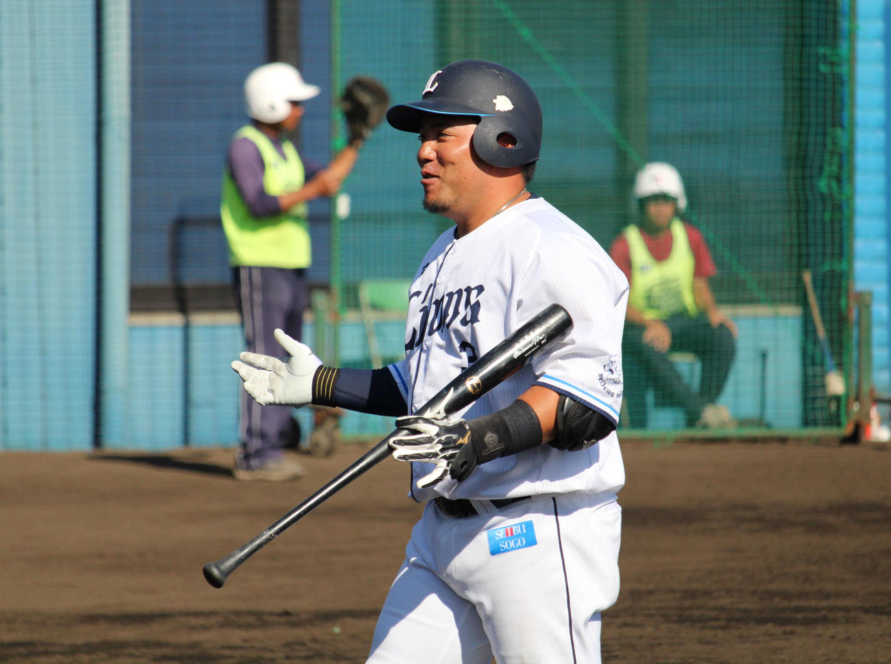 ホームラン性の大飛球が強風で左邪飛になり「オーマイゴッド」をする西武山川（撮影・金子真仁）