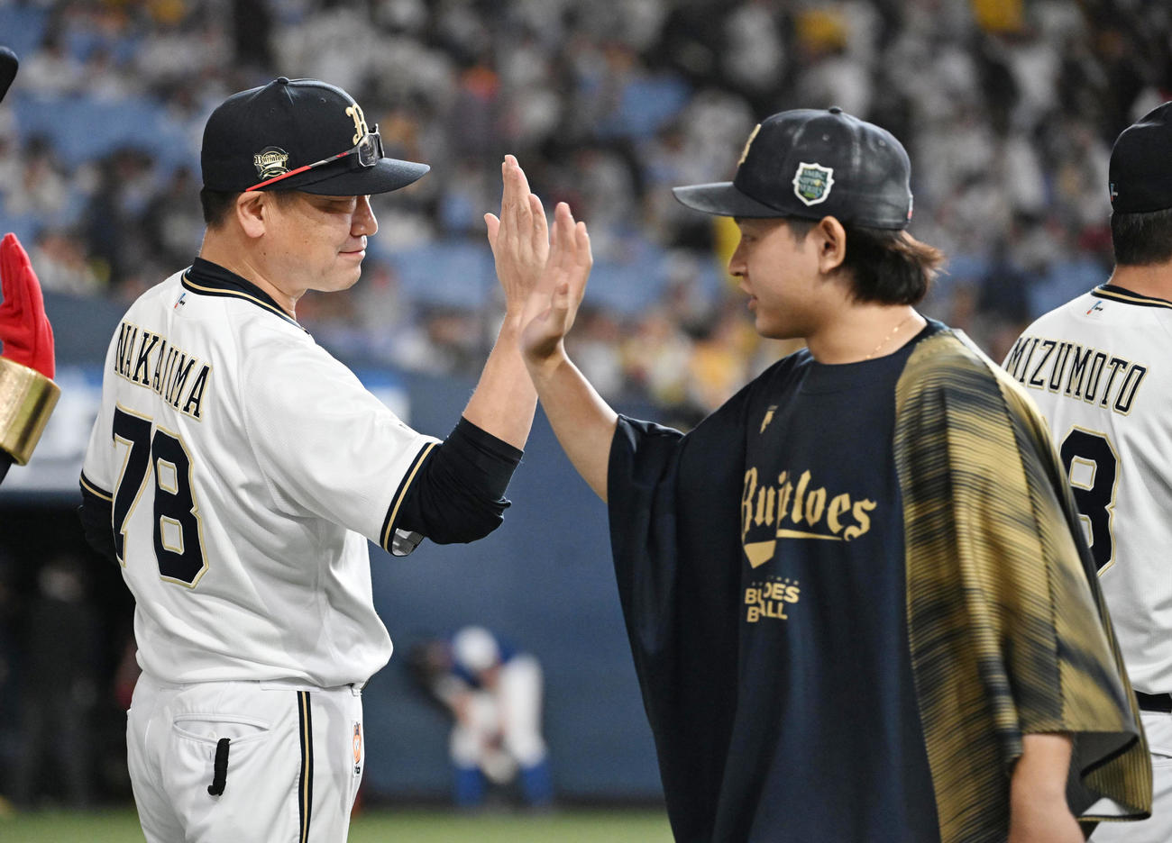 オリックス対阪神　勝利投手となった宮城（右）をタッチで迎えるオリックス中嶋監督（撮影・和賀正仁）