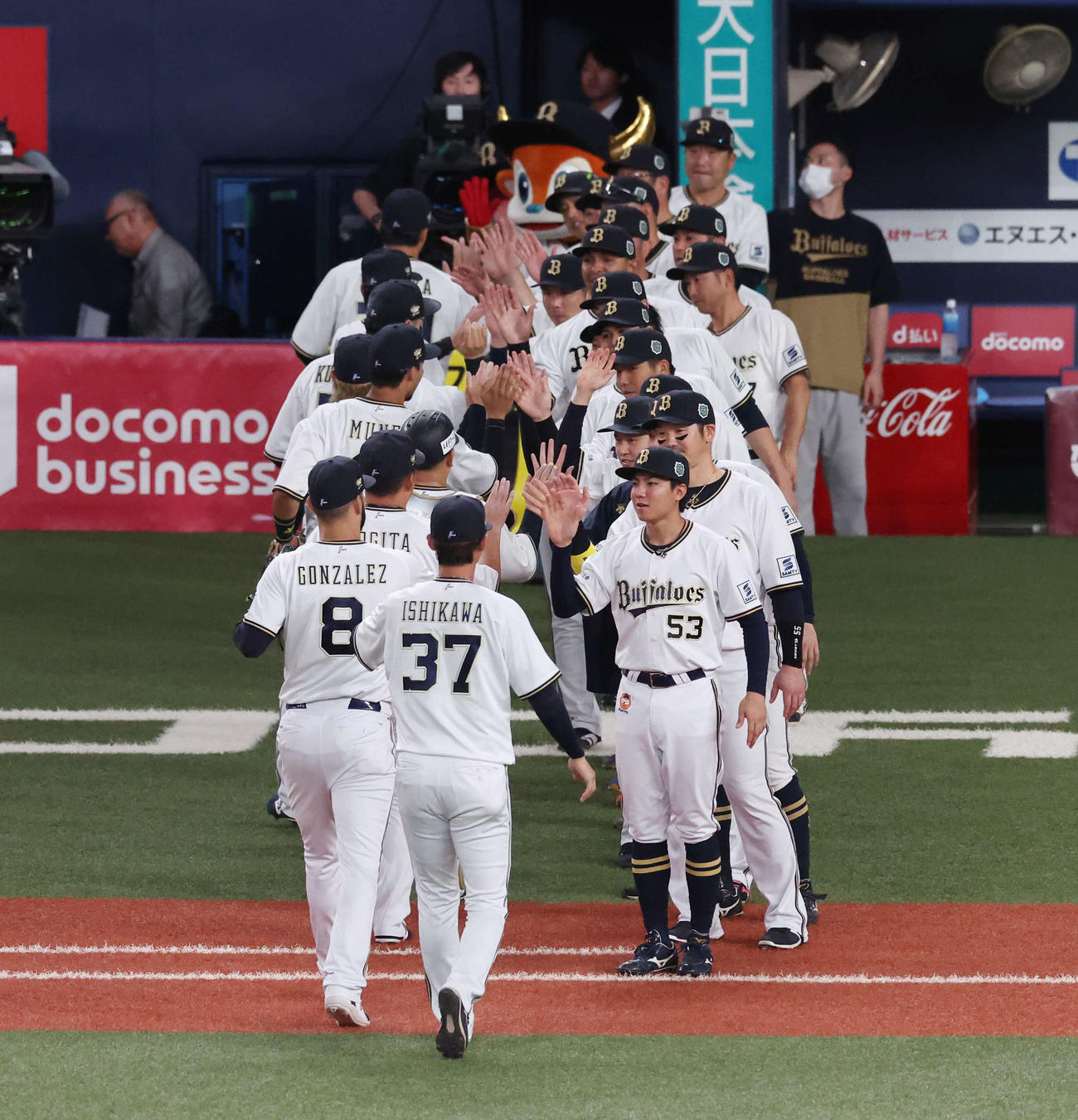 オリックス対阪神　勝利のタッチを交わすオリックスナイン（撮影・宮地輝）