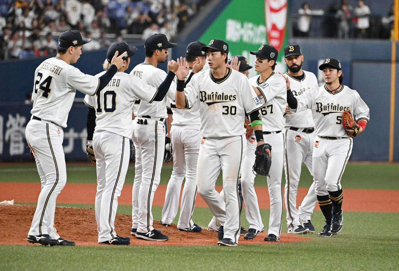 オリックス対阪神　阪神に勝利しタイとしタッチを交わす広岡らオリックスナイン（撮影・和賀正仁）