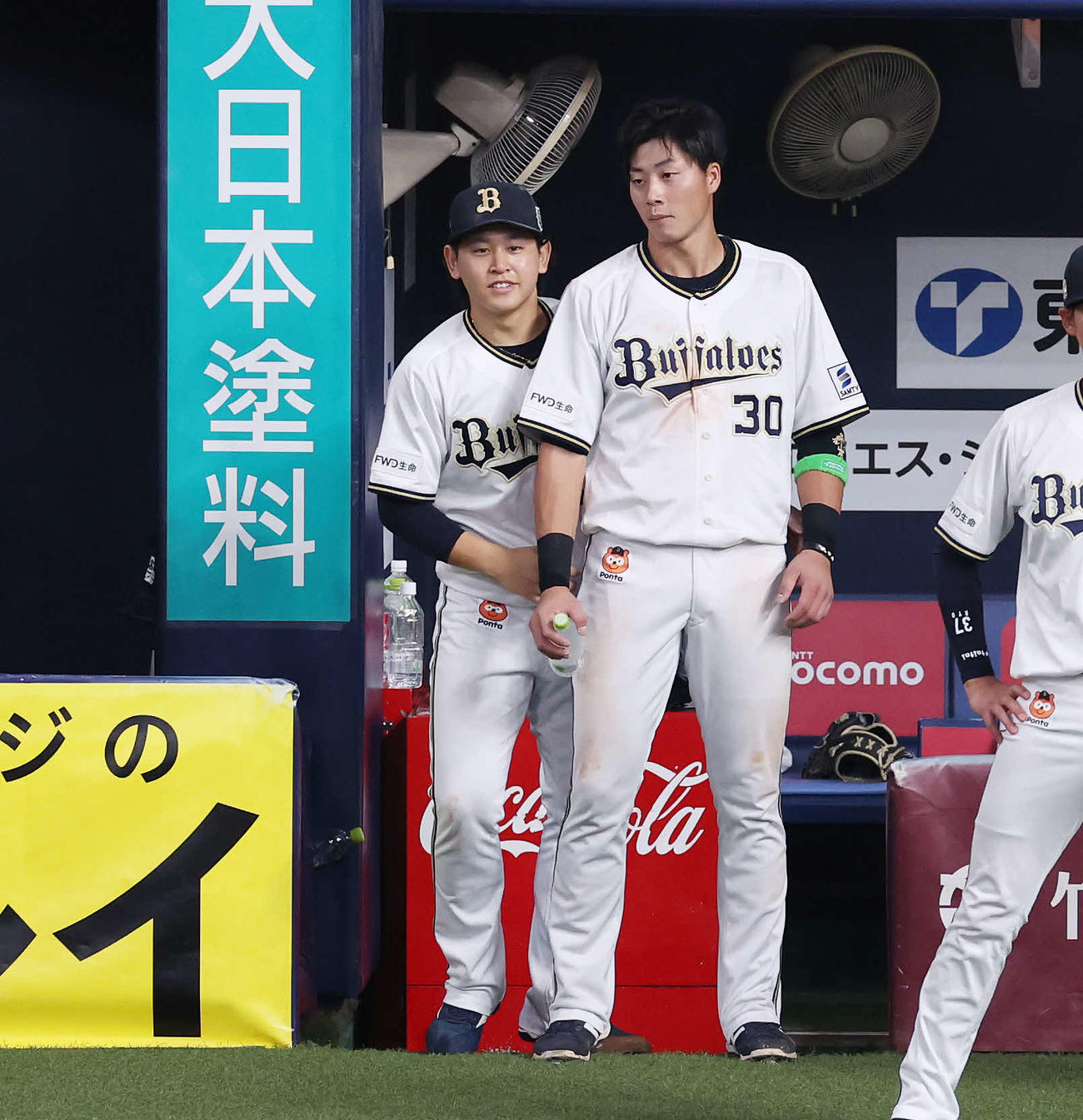 オリックス対阪神　6回裏オリックス2死一、二塁、中川圭が左前打を放ち、ベンチから飛び出す宮城（左）と広岡（撮影・宮地輝）